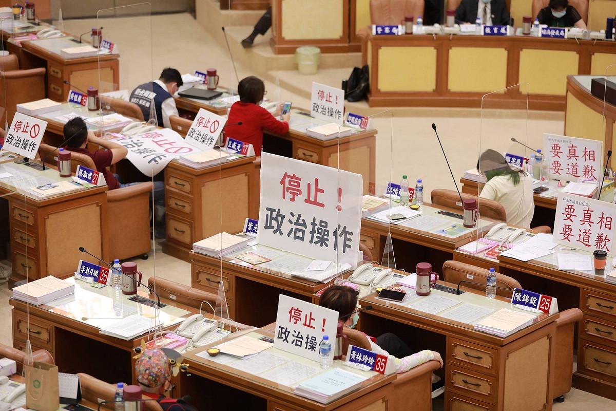 新北市議會國民黨團怒批，請民進黨停止政治操作，不要再為了自己的選舉利益惡意擾亂議事進行，完全無助於防疫。 圖：新北市議會國民黨團提供