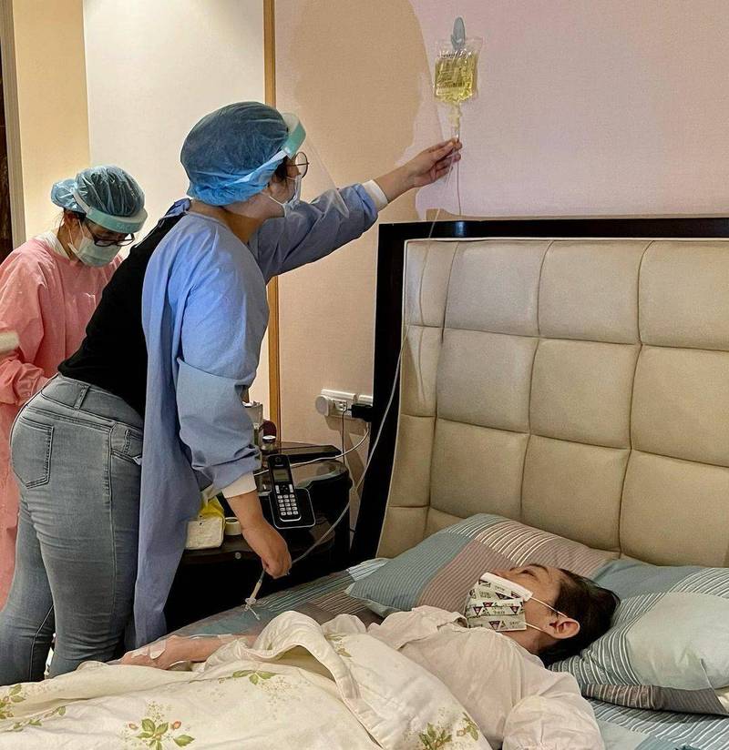 陳水扁表示，吳淑珍「好像風中殘燭即將熄滅」，他再拜託醫護到家裡，施打安命活源注射液。 圖：翻攝陳水扁臉書