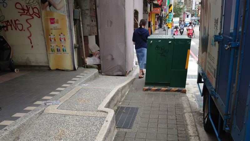 有網友抱怨，明明推著嬰兒車，結果人行道上通通都不能走。 圖／爆怨公社