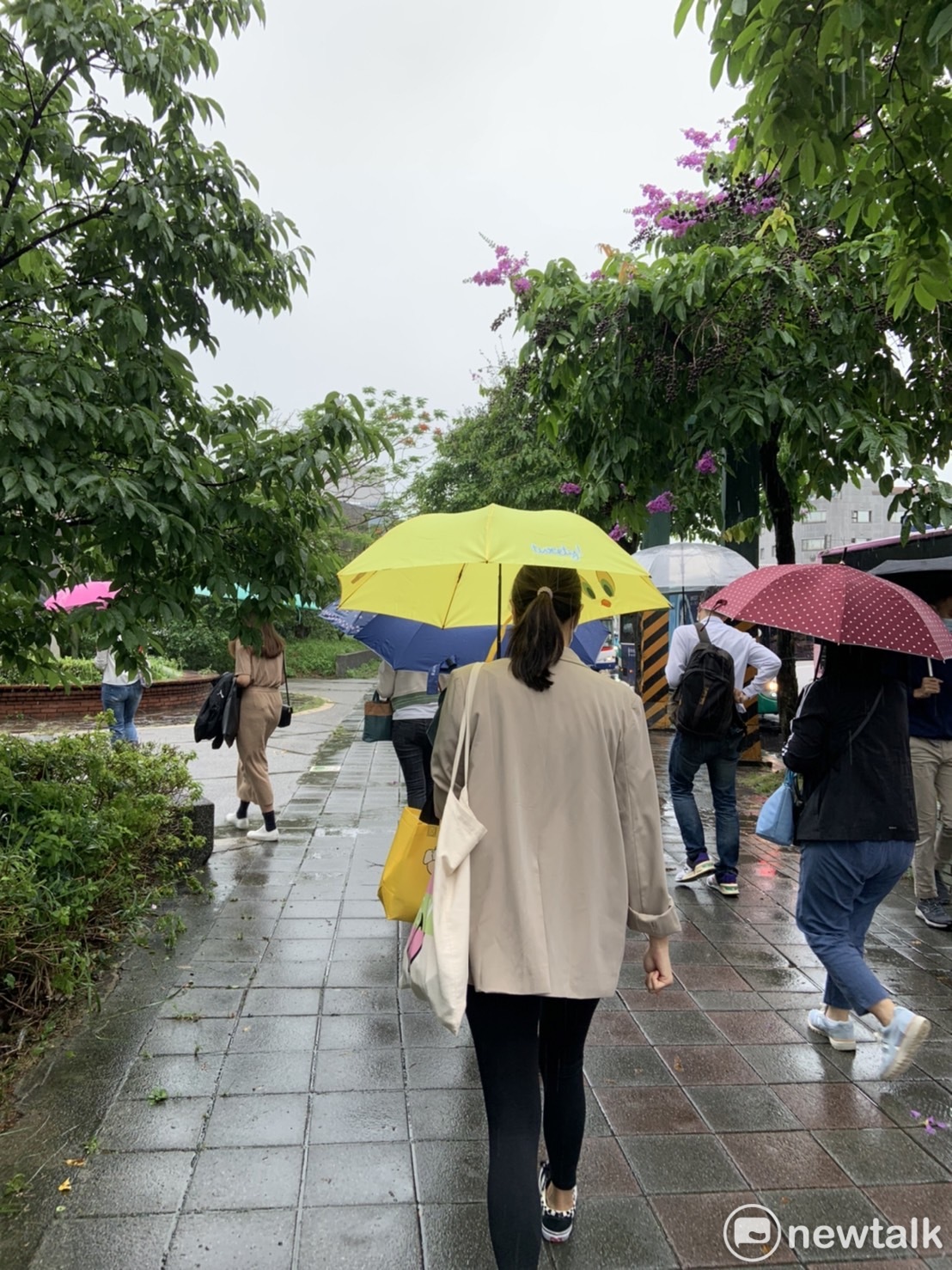 氣象專家吳聖宇表示，明日梅雨鋒面再度接近，全台轉雨、高溫稍降（資料照）。 圖：張家寧／攝