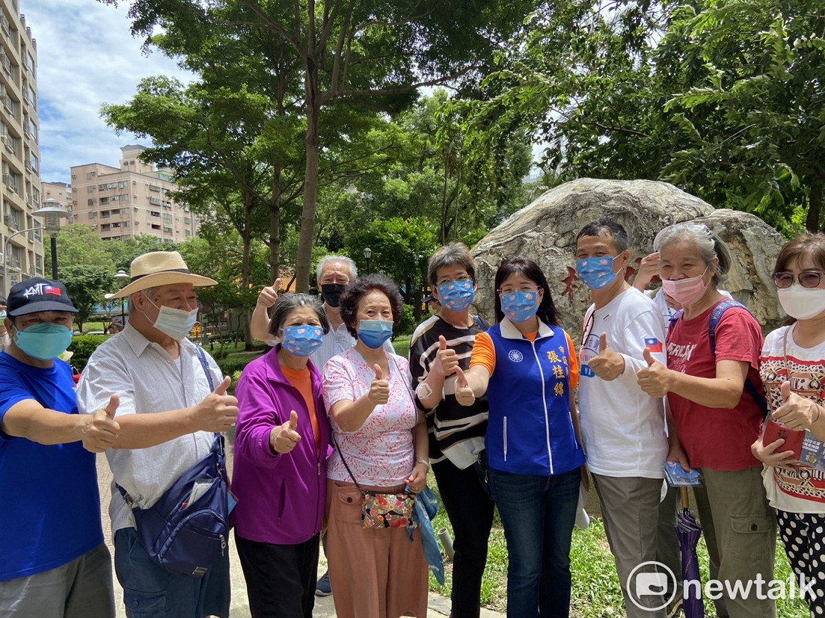 羅智強（右3）預告6/17將與張善政合體，一起完成祈福桃園行腳活動。 圖：林昀真／攝