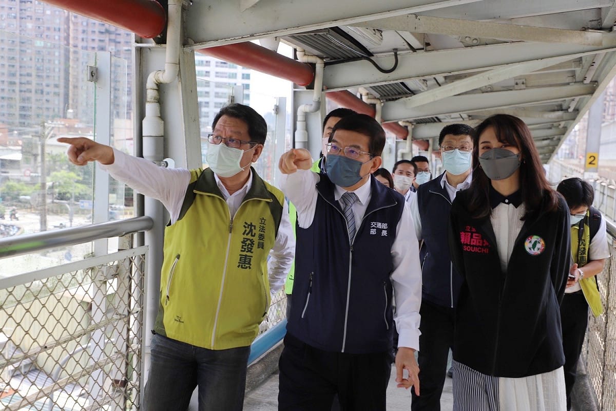 交通部長王國材(中)今日前往視察汐科車站。 圖：交通部／提供