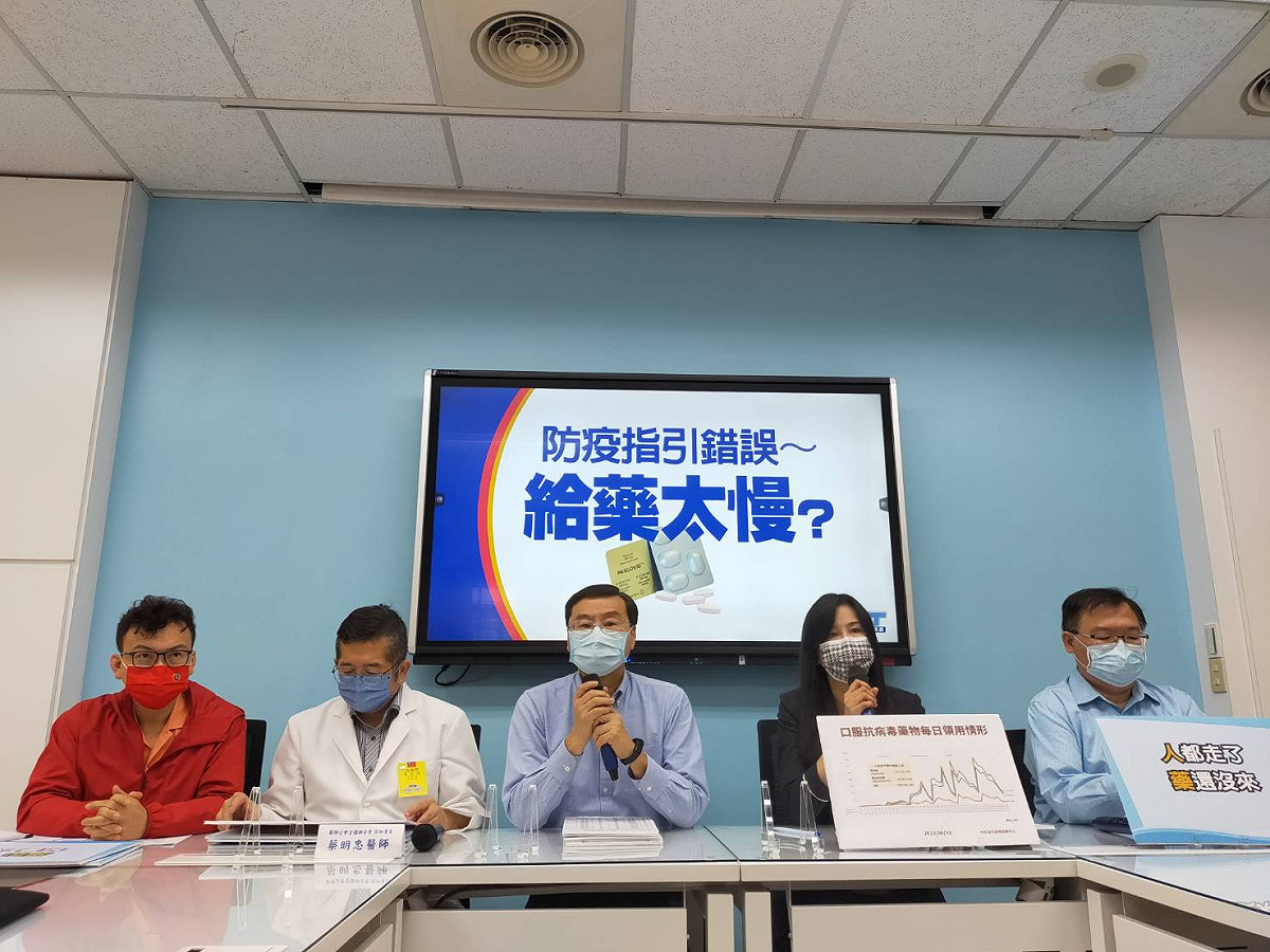 國民黨團召開記者會，呼籲中央流行疫情指揮中心應把確診用藥決定權，交由第一線醫師判斷、決定給藥。 圖：國民黨立法院黨團/提供
