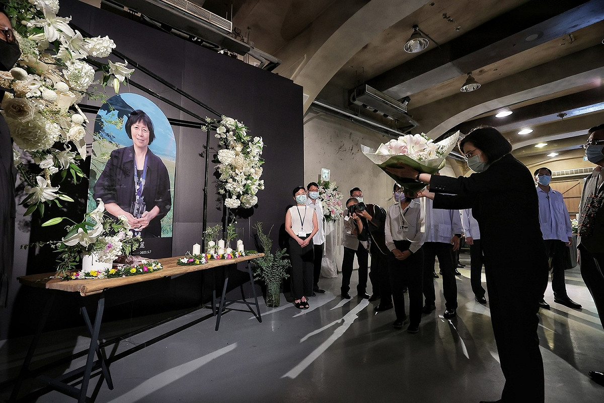 總統蔡英文向中研院民族學研究所前所長胡台麗遺像獻花 圖：總統府提供