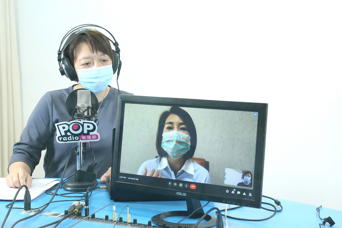 周春米今（14）日接受POP Radio《POP搶先爆》主持人邱明玉視訊專訪。 圖：POP搶先爆提供