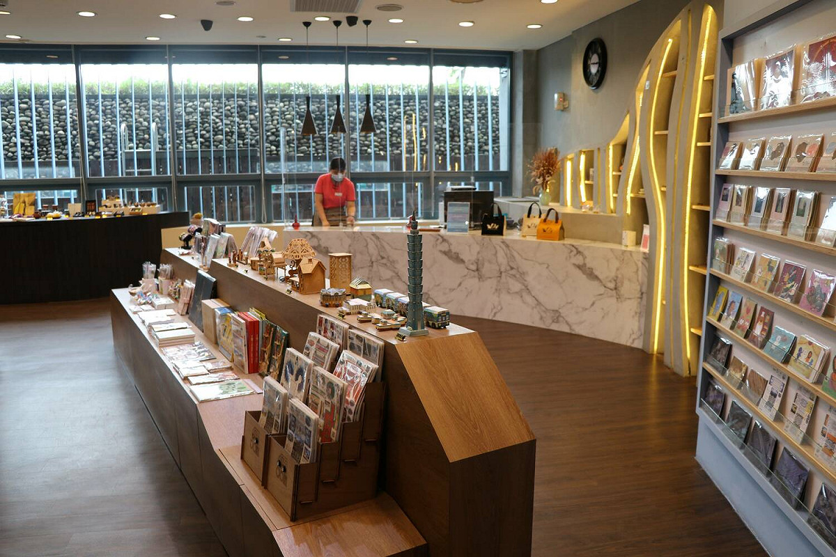 十三行博物館文化商店空間通透明亮。 圖：十三行博物館提供