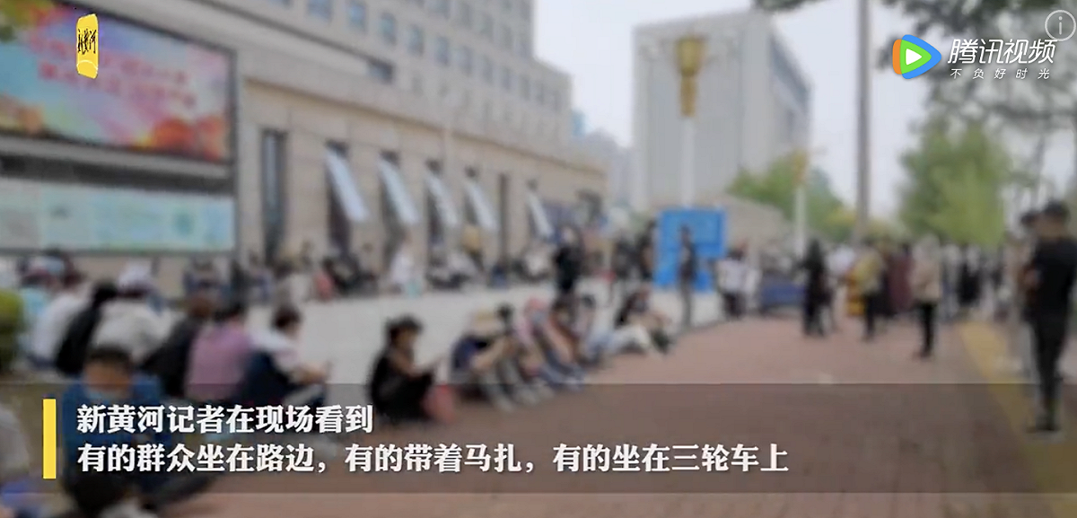 多位民眾至唐山公安局門口反映問題。為保護申訴民眾，畫面打馬賽克。 翻攝自《新黃河》