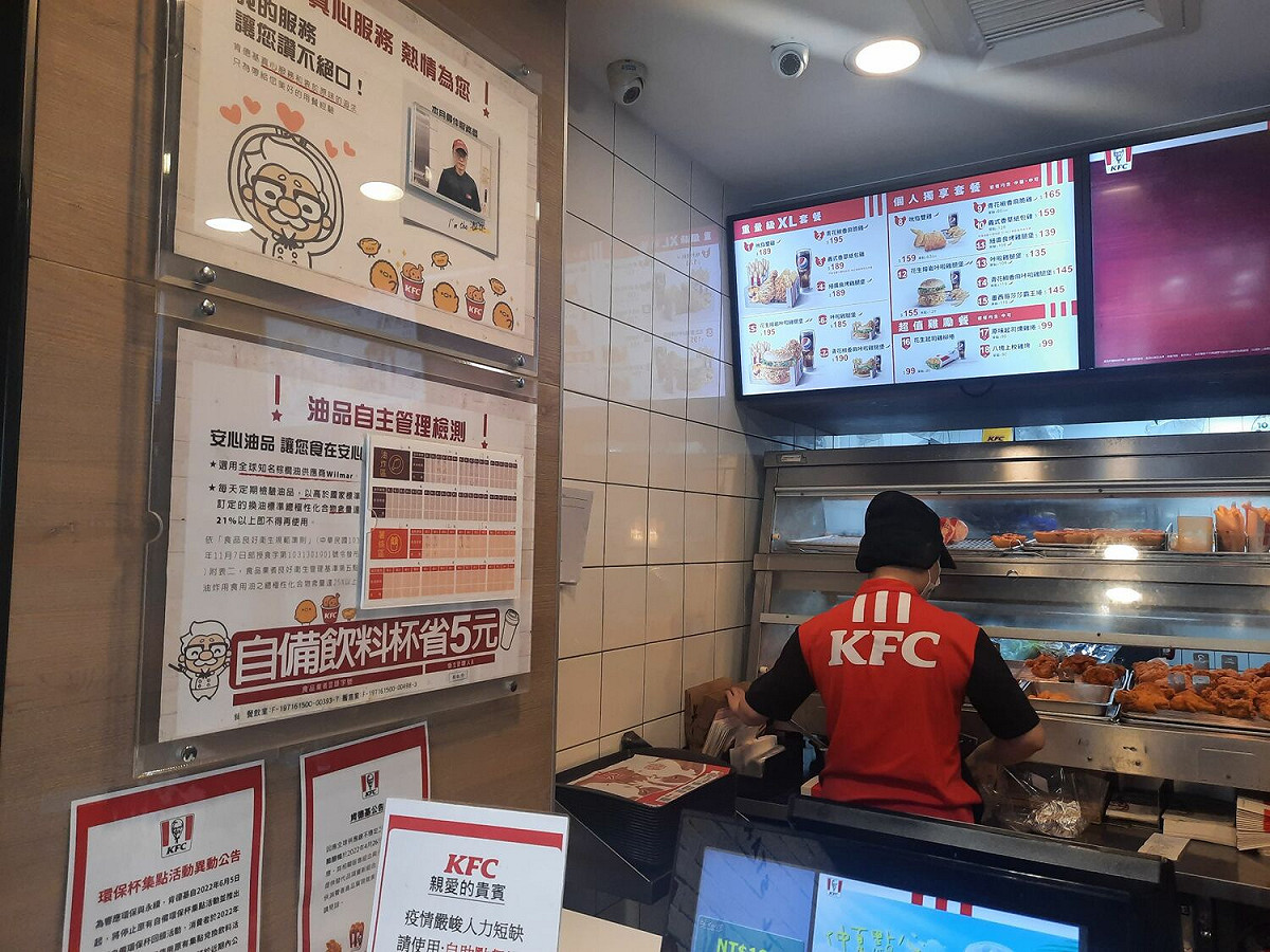 部分連鎖速食店業者已提前完成張貼標示。