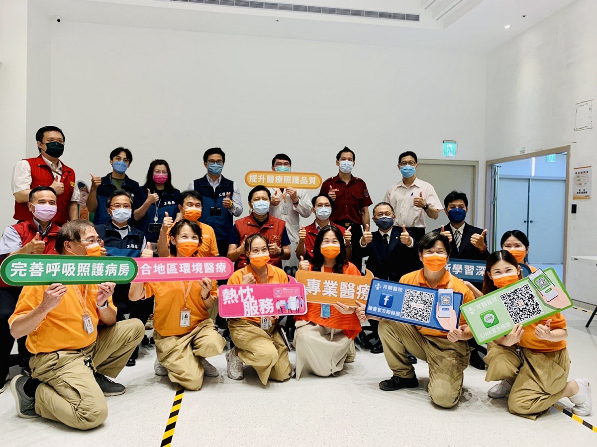 新北市府副秘書長朱惕之(二排中)今天率相關局處現場視察祥顥醫院，肯定改善成果。 圖：新北市衛生局提供