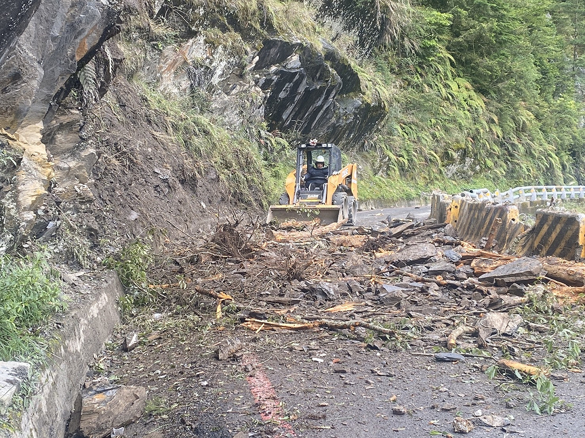 台20線南橫公路28.6公里天池路段落石初步已清除。 圖：公路總局甲仙工務段／提供