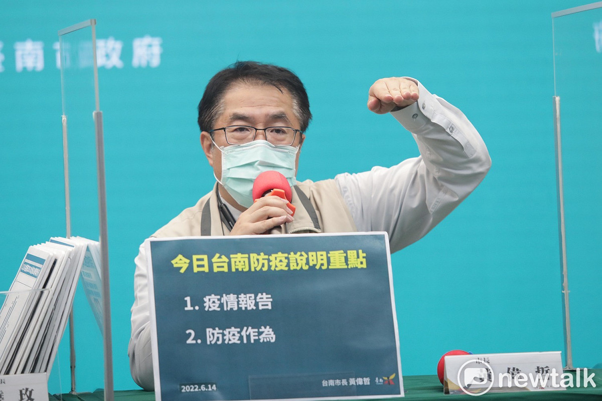 台南市長黃偉哲表示，中南部疫情高峰仍然持續，期盼中央接下來的防疫物資配發能夠以中南部優先，因應目前的疫情趨勢。 圖：台南市政府提供