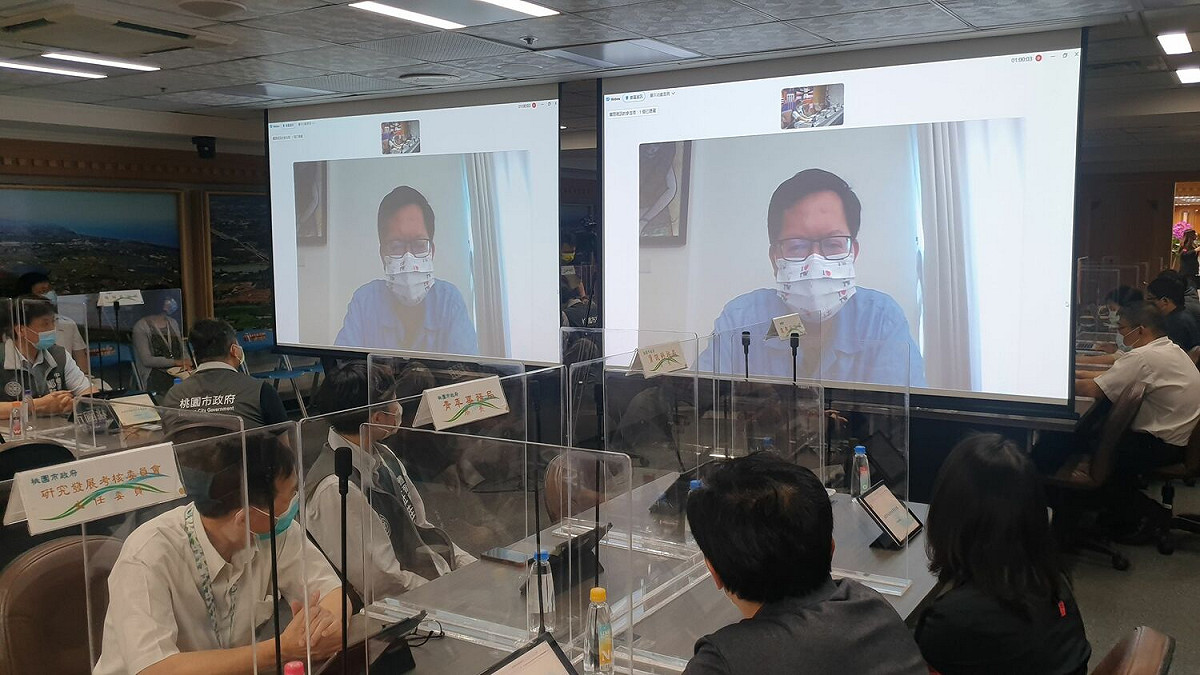 桃園市長鄭文燦確診，屬無症狀，仍親自以視訊主持市府防疫會議。 圖：桃園市政府/提供