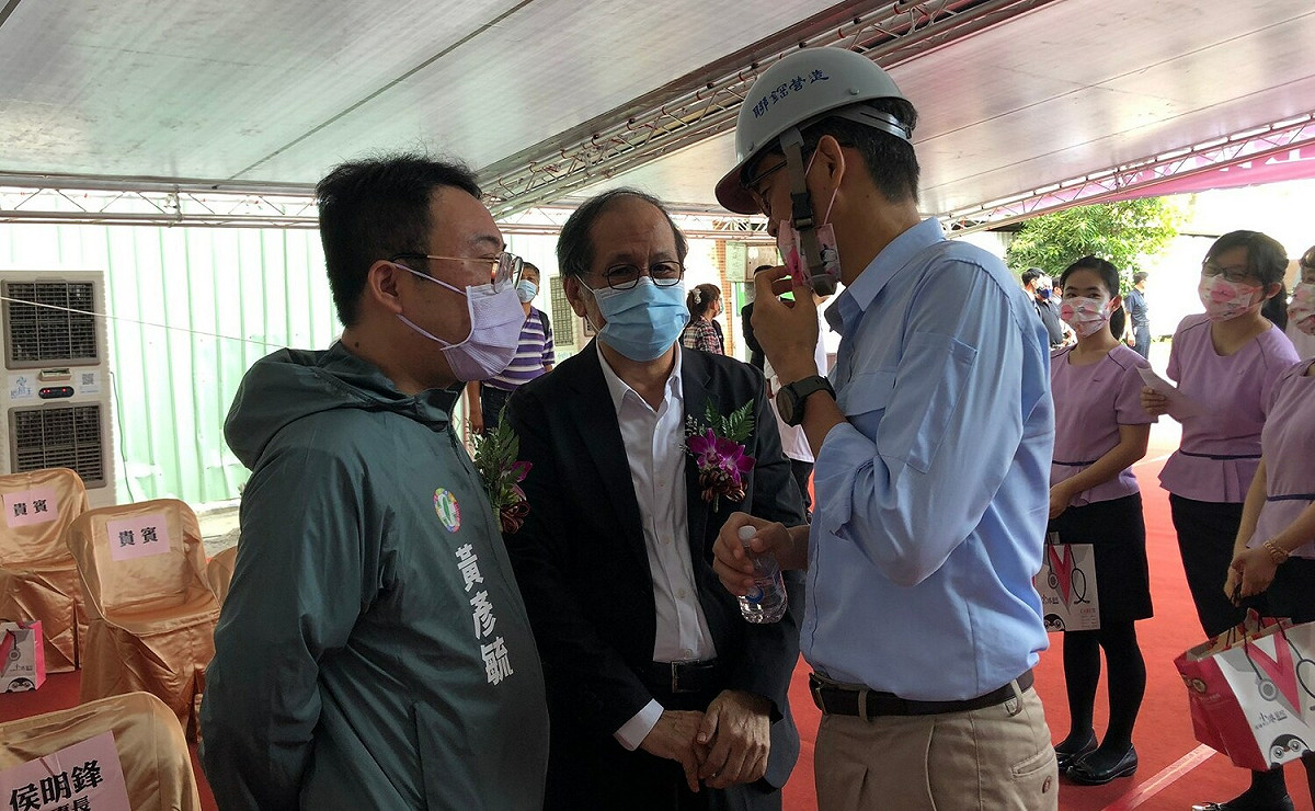 市議員參選人黃彥毓(左)出席小港醫院第二醫療大樓上樑典禮。 圖：黃彥毓提供