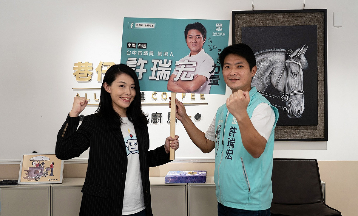 高虹安充當臨時母雞，與許瑞宏一同開直播。 許瑞宏/提供