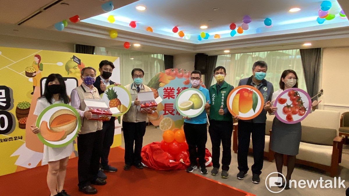 台南市啟動「台南農產上架電商平台3.0」計畫，串連愛上新鮮、有好物、MOMO購物網、遠傳friDay購物、PChome線上購物、鮮拾PICK UP 、yahoo!購物中心、生活市集、蝦皮、愛合購、gomaji松果購物、payeasy、早安健康嚴選、RE紅包、可購樂、智生活等17家電商，透過網路多元行銷為台南農產再創銷售佳績。 圖：黃博郎／攝