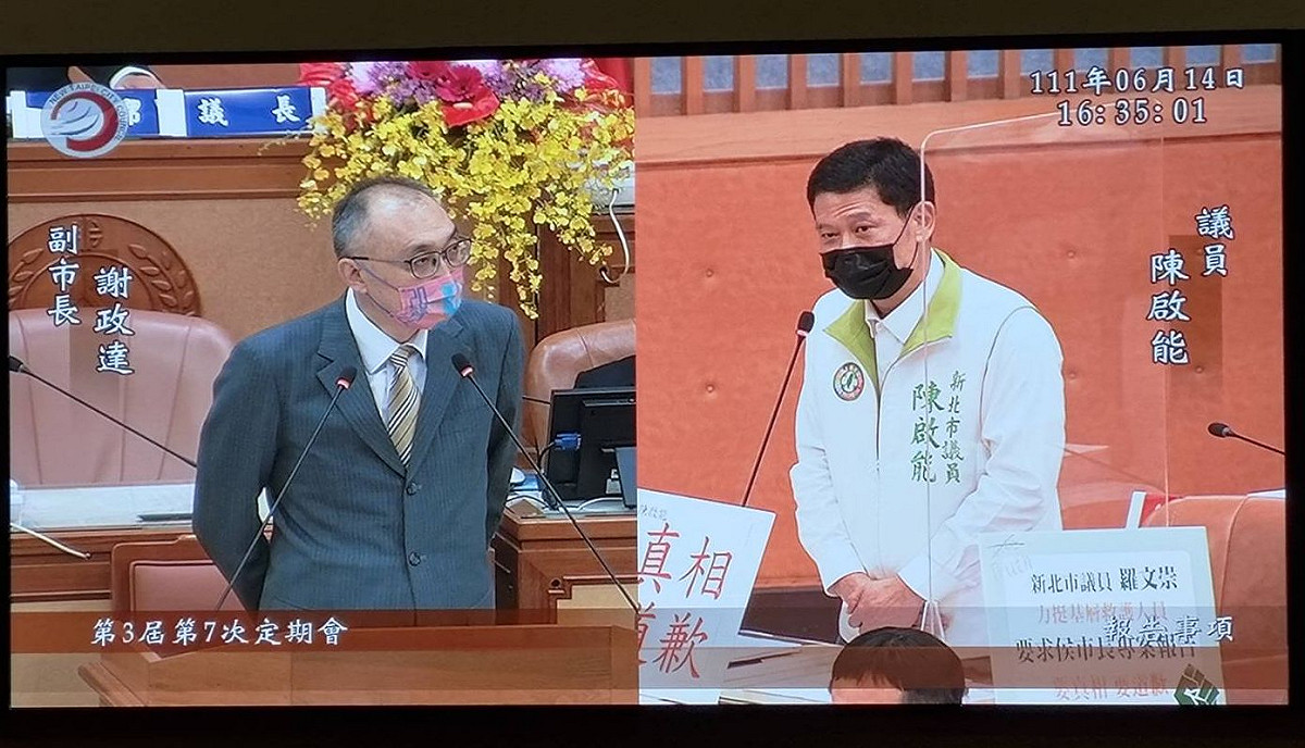 民進黨新北市議會黨團總召陳啟能質詢副市長謝政達。 圖：王峻昌／攝
