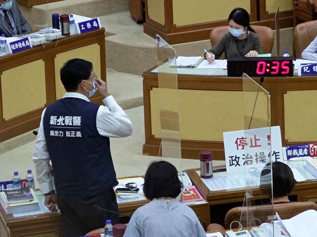 國民黨新北市議員林國春不滿發言被干擾，痛罵民進黨議員陳永福「俗辣」。 圖：王峻昌／攝