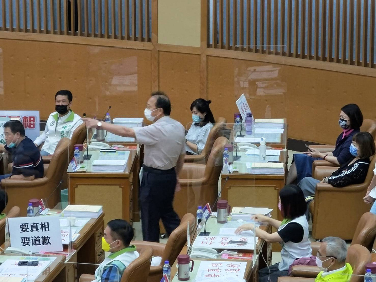 民進黨新北市議員陳永福不滿國民黨議員林國春態度及言詞，一度爆粗口。 圖：王峻昌／攝