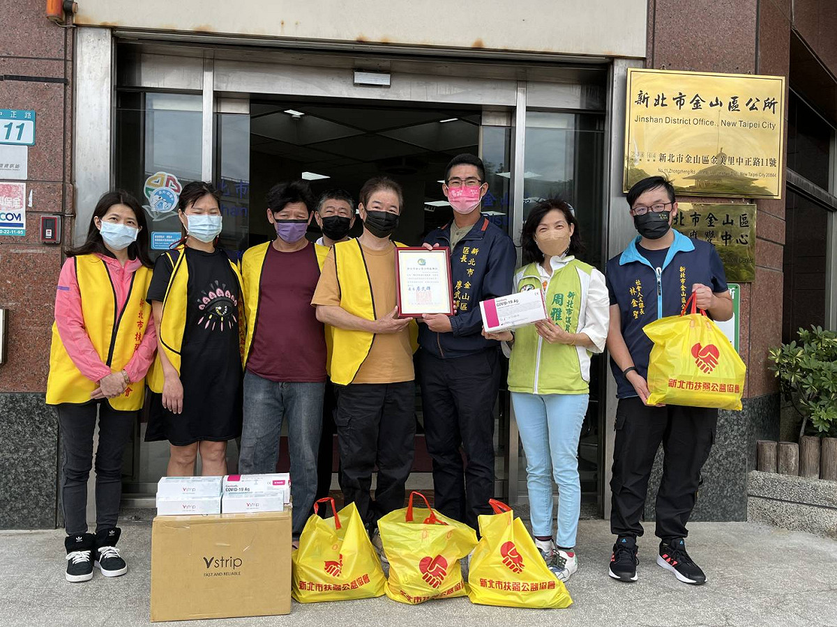 金山區長廖武輝致贈感謝狀給扶弱公益協會。 圖：金山區公所提供