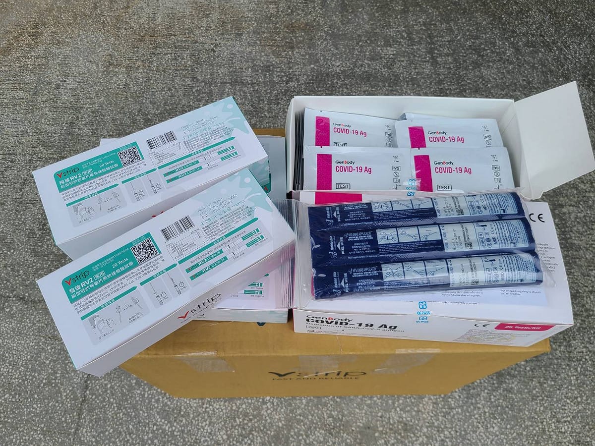 國民黨曾指出有廠商爆料，質疑衛福部食藥署有內部人員，外洩者申辦快篩試劑之聯絡電話給快篩掮客，今食藥署說明調查過程， 並秀文件自清。（圖為快篩示意) 圖：金山區公所提供