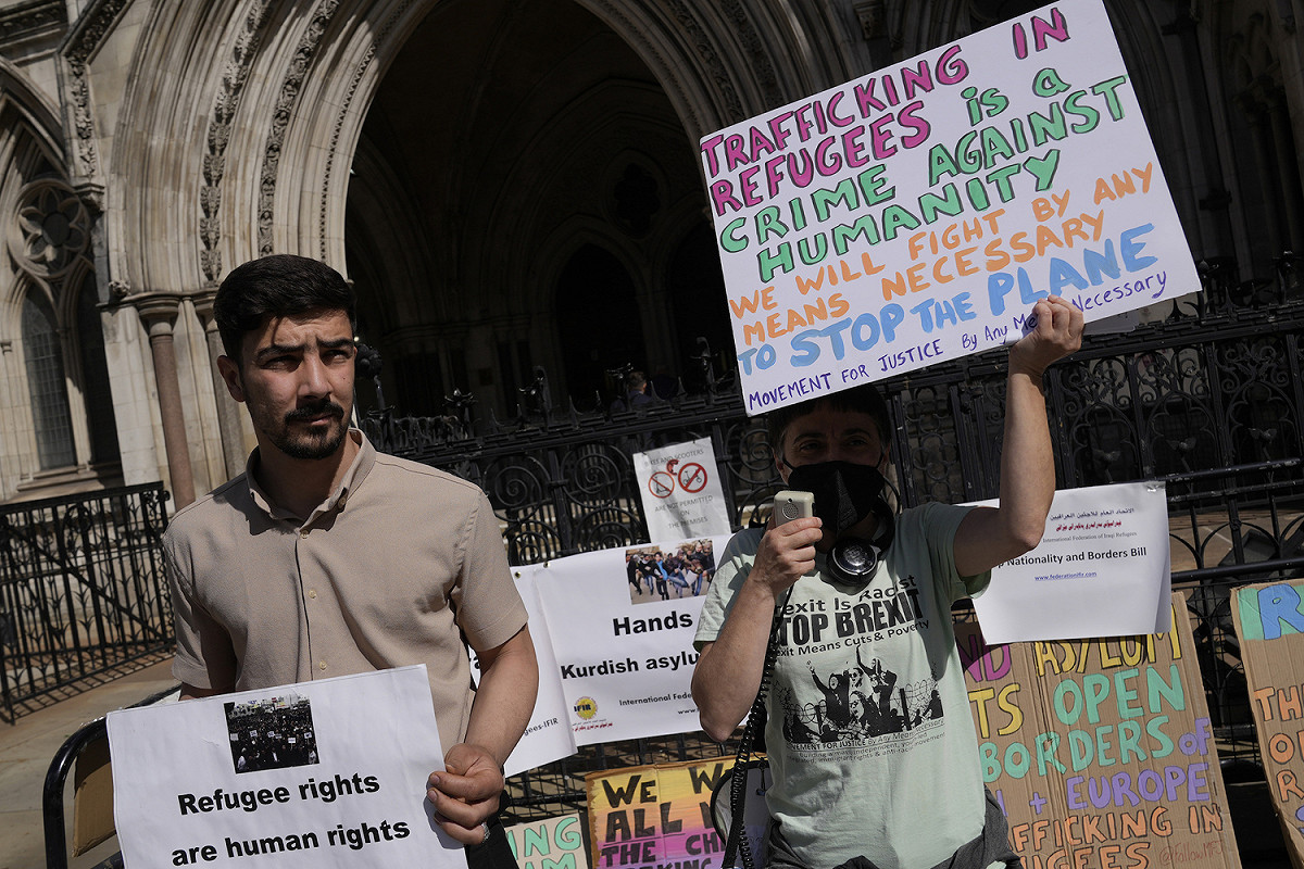 英國政府將移民送至盧安達的政策，人民在法院前抗議，舉著「難民權利是人權」的牌子。 圖：達志影像／美聯社