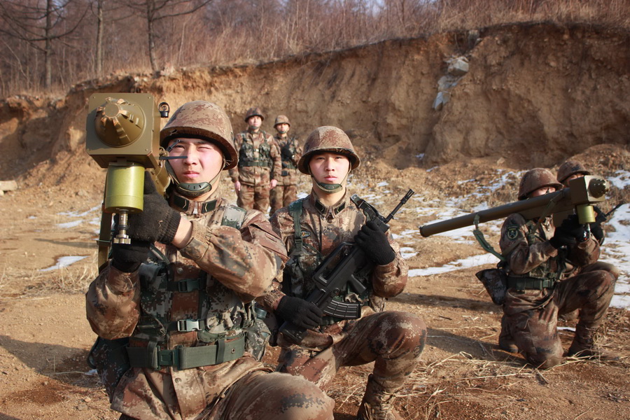 中共解放軍使用飛弩-6（FN-6）肩射飛彈。 圖 : 擷取自環球網
