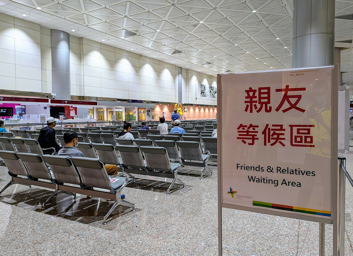 為因應入境新制，桃園機場公司設置親友等候區。 圖：桃園機場公司／提供