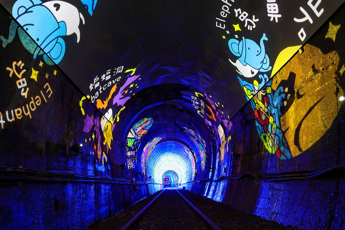 深澳周邊旅遊標的GOBO燈，提醒民眾還有很多好玩好看的景點等著發掘喔。