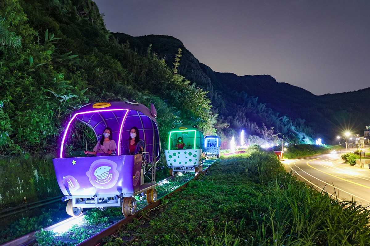 騎乘發出微光的河豚車，享受深澳夏夜的美好時光。