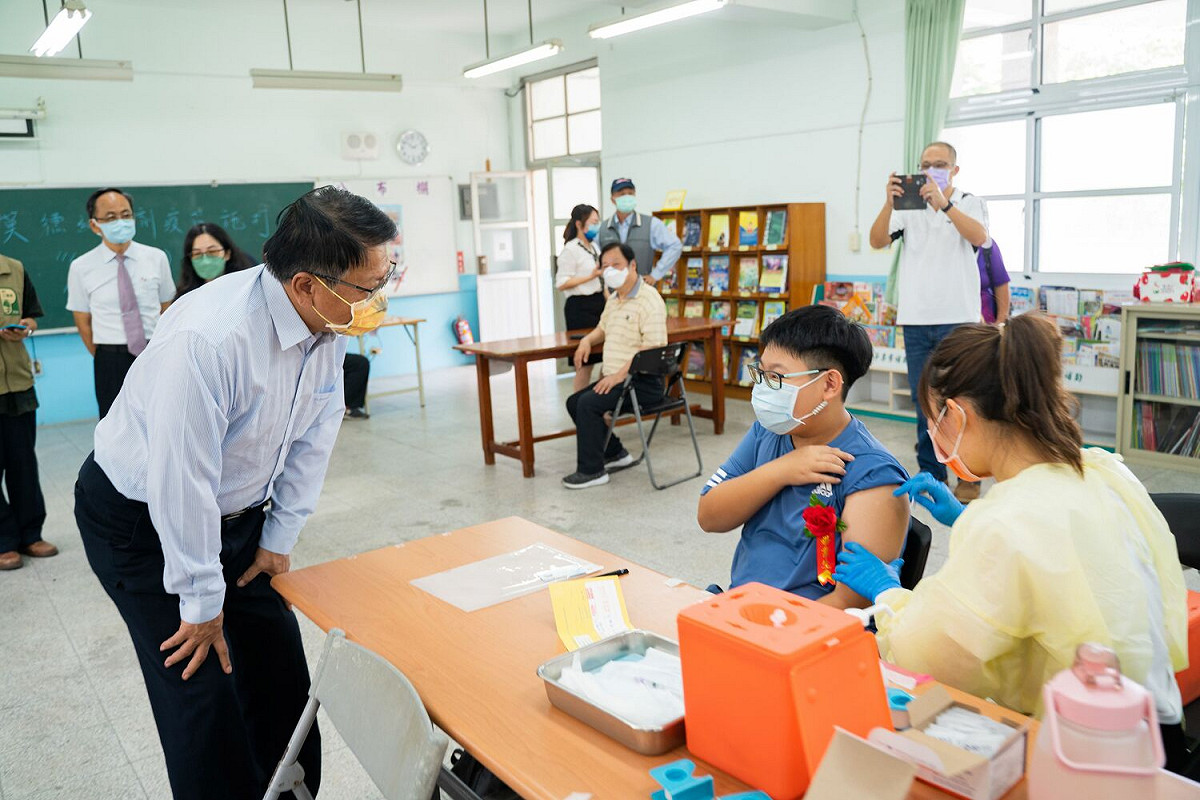 潘孟安至仁愛國小關心學童施打疫苗情形。 圖：屏東縣政府提供
