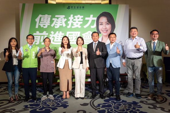 民進黨新竹市議員李妍慧宣布不爭取議員連任，同時進軍2024年立委選戰，民進黨湧言會召集人王定宇及成員趙天麟、何博文、阮昭雄等人到場相挺。 圖：擷取自李妍慧臉書