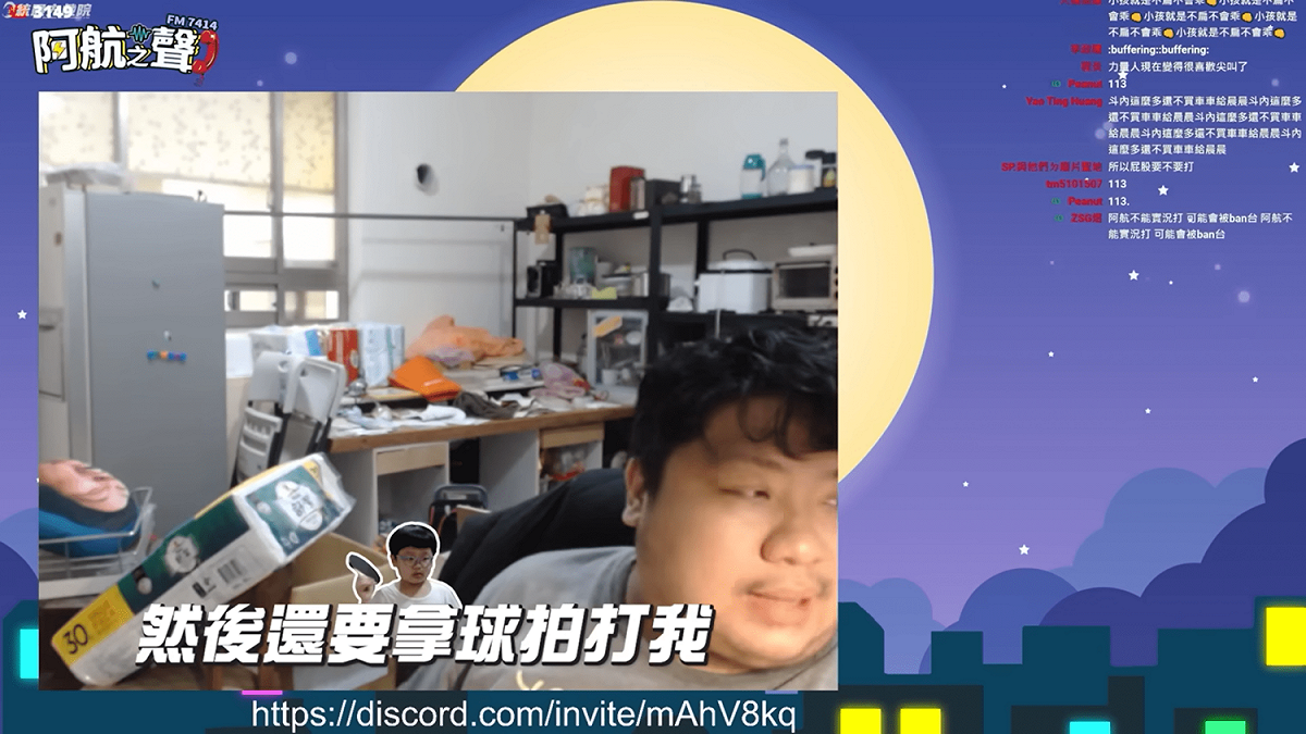 統神禁止晨晨繼續使用手機，但卻引來晨晨的大哭大叫，甚至還拿乒乓球拍打統神。 圖：翻攝自統神頻道