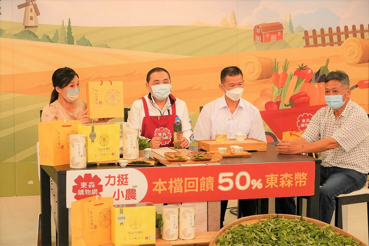 侯友宜（左二）、坪林區農會理事長陳文慶（左三）及特等獎得主李傳清（右一）受邀至東森購物台行銷文山包種茶。 圖：新北市農業局提供