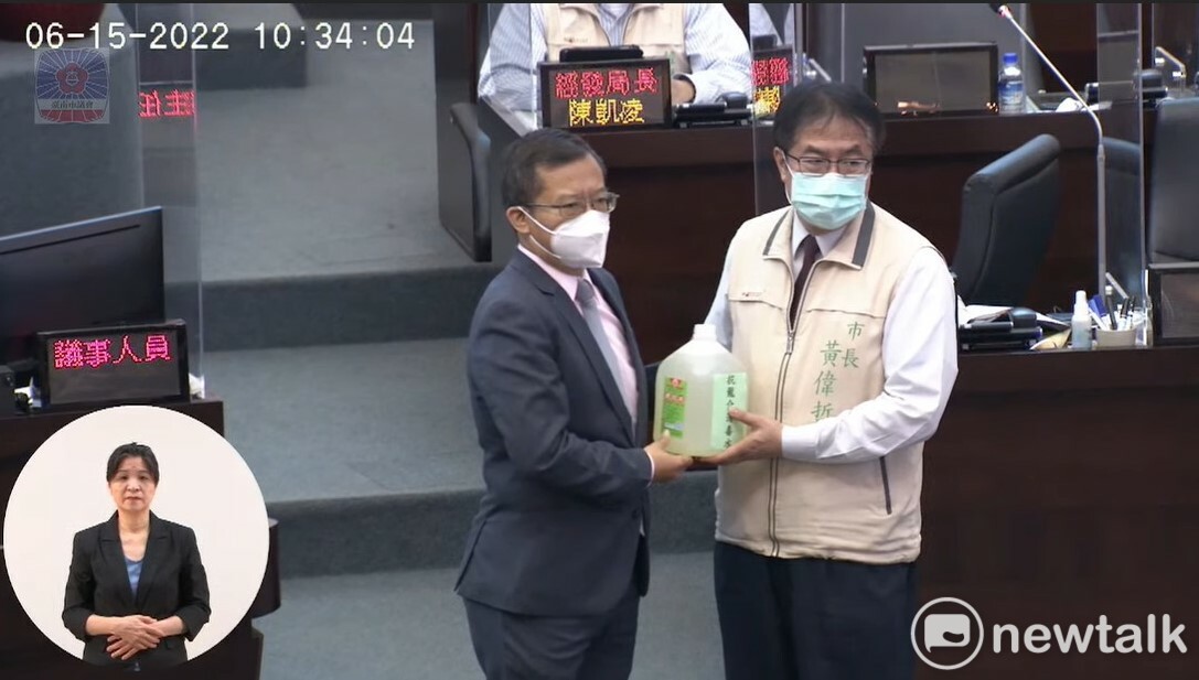 民進黨台南市議員呂維胤質詢時表示，國民黨台南市長候選人謝龍介持續操作他慣用的抹黑、造謠手法，沒有成為他自詡的政治龍捲風，反倒成了不擇手段的「放毒風」。為守護「綠色執政品質保證」的招牌，他特別贈送台南市長黃偉哲消毒水，一同對抗「抹黑之毒」。 圖：翻攝自議會轉播畫面