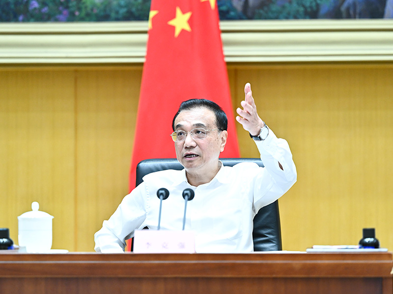 中國官媒《央視》報導，國務院總理李克強15日召開國務院常務會議，為搶救受疫情重創的中國經濟，將允許中、小、微型企業「緩繳」3個月職工醫保單位繳費。 圖：翻攝中國政府網