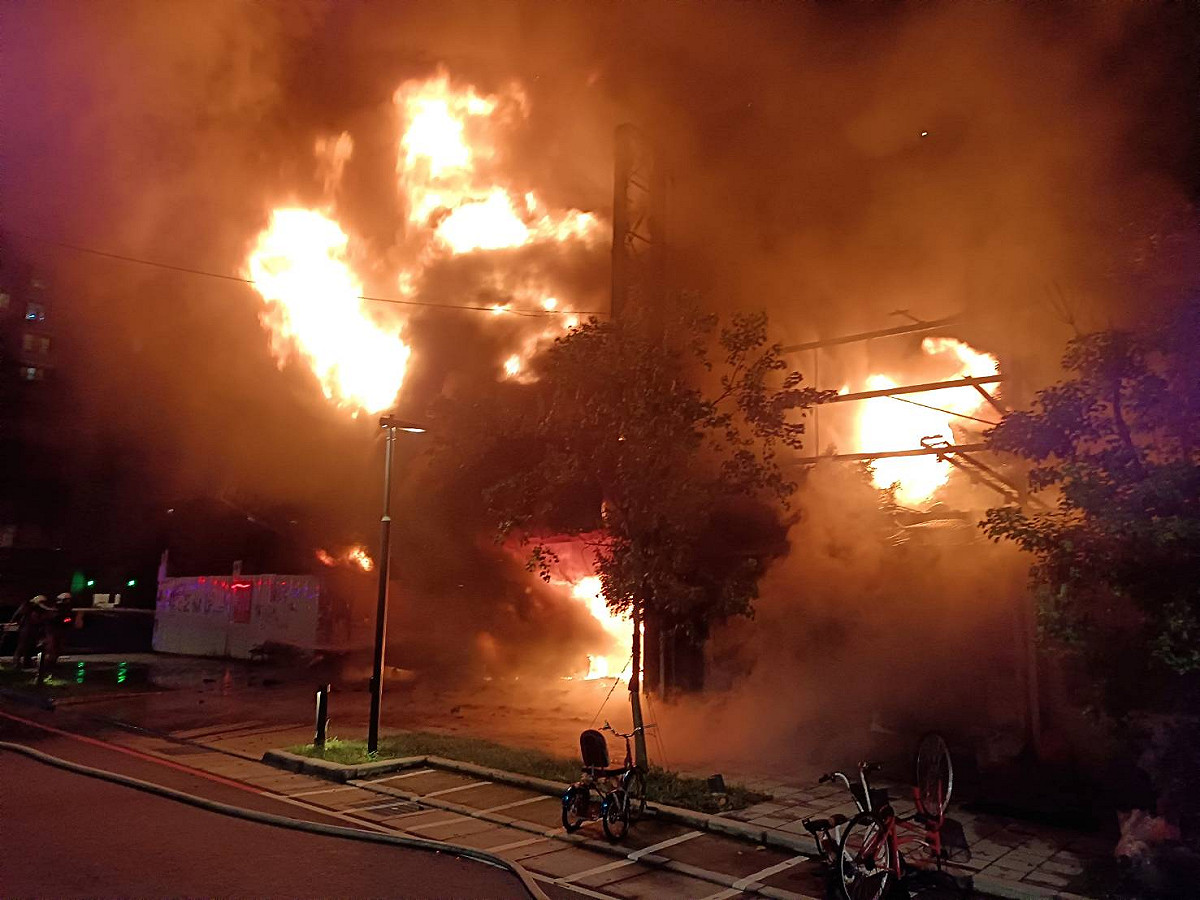 新竹市東大路一段一處輪胎行15日晚間發生火警，警消將火勢撲滅，在屋內找到8名死者。 圖：消防局提供