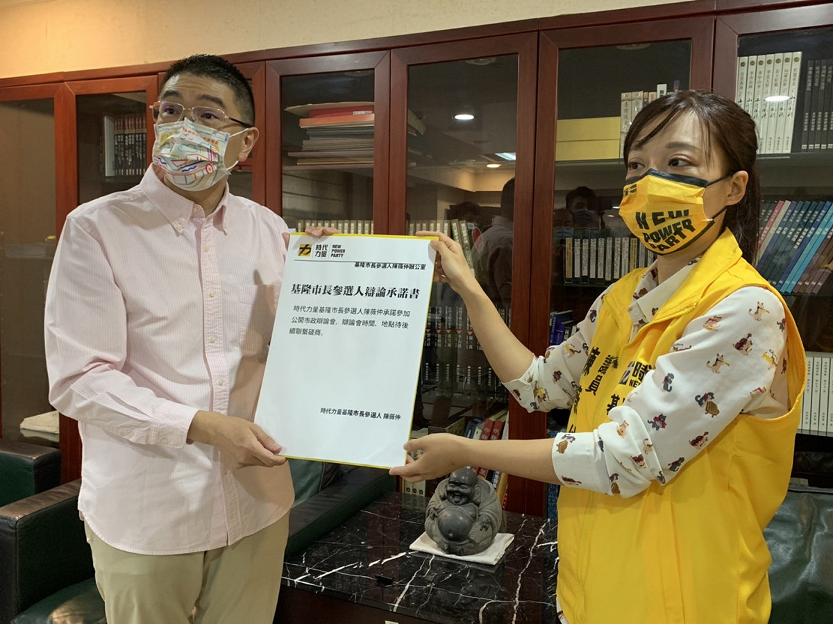 時代力量基隆市長參選人陳薇仲前往國民黨基隆市長參選人謝國樑辦公室送交「公開辯論承諾書」。 圖：陳薇仲辦公室 / 提供