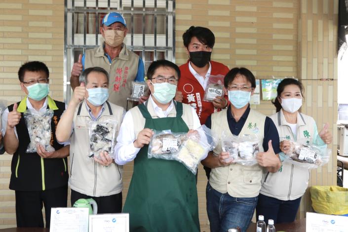 台南市長黃偉哲關心台南石斑養殖現況，前往郭俊瑋位於學甲區的優質石斑魚養殖場，親自拌餌料、餵食，並購買石斑魚。 圖：台南市政府提供