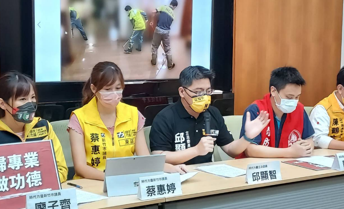 就新竹市長人選，邱顯智(圖中)表示，他身為時代力量新竹市黨部主委，會替黨找到適合人選。 圖：陳佩君／攝