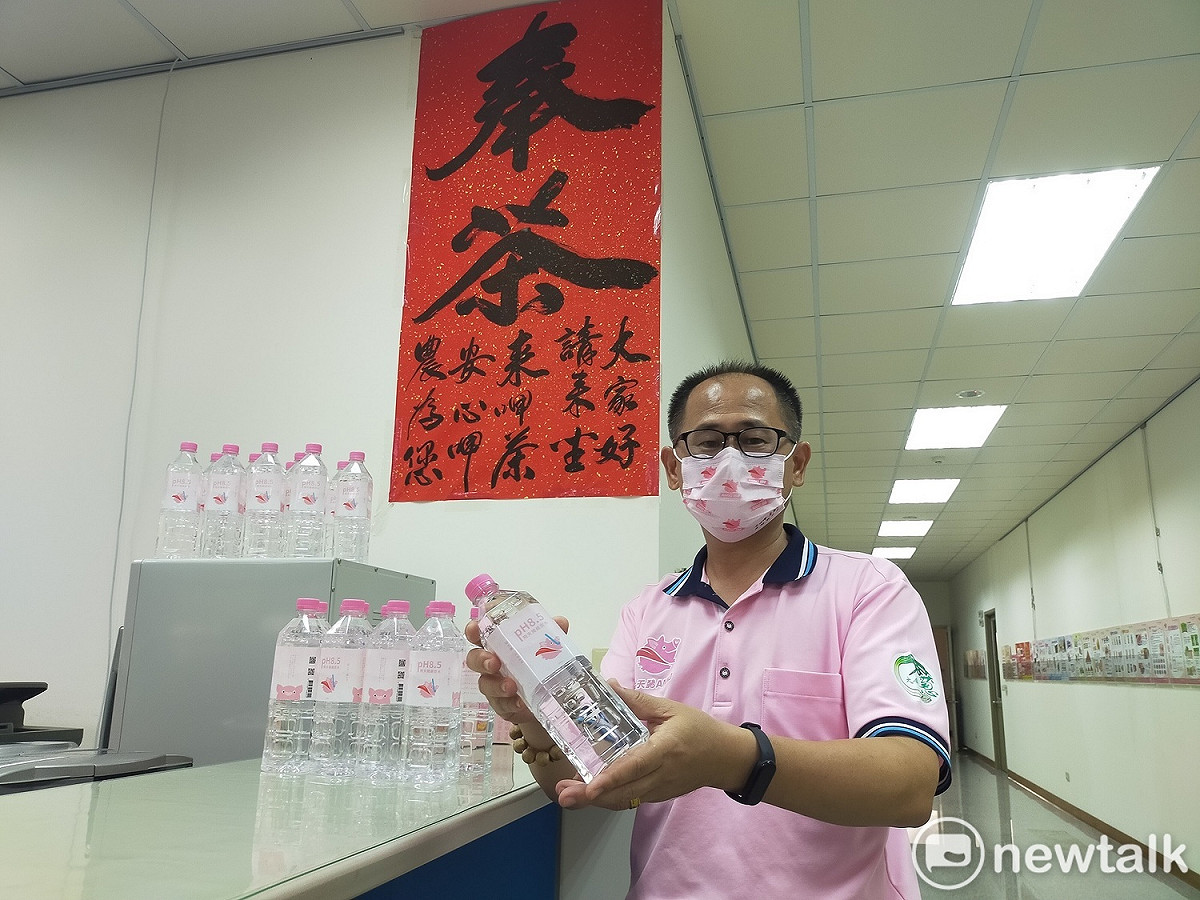 奉茶是大安區農會特色之一。 唐復年/攝