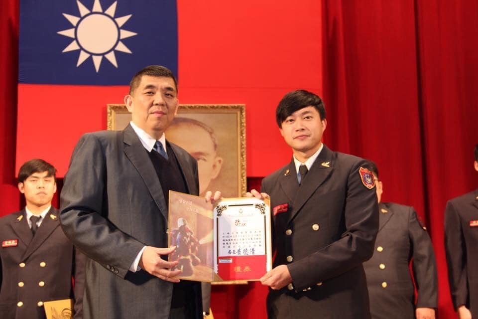 前消防員張津唯(右)踢爆，新北市消防局「演戲」給恩恩爸看，遭告「加重誹謗」，張津唯今（16）日到新北地檢署反告消防局長黃德清等3人，涉廢弛職務釀成災害罪。 圖：取自張津唯臉書（資料照）