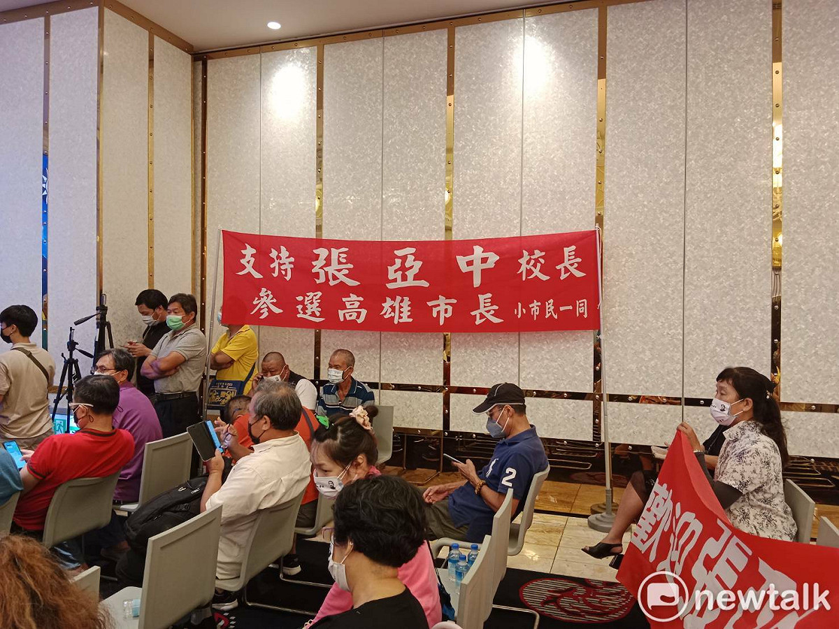 記者會現場民眾以紅布條力挺張亞中。 圖：孫家銘攝
