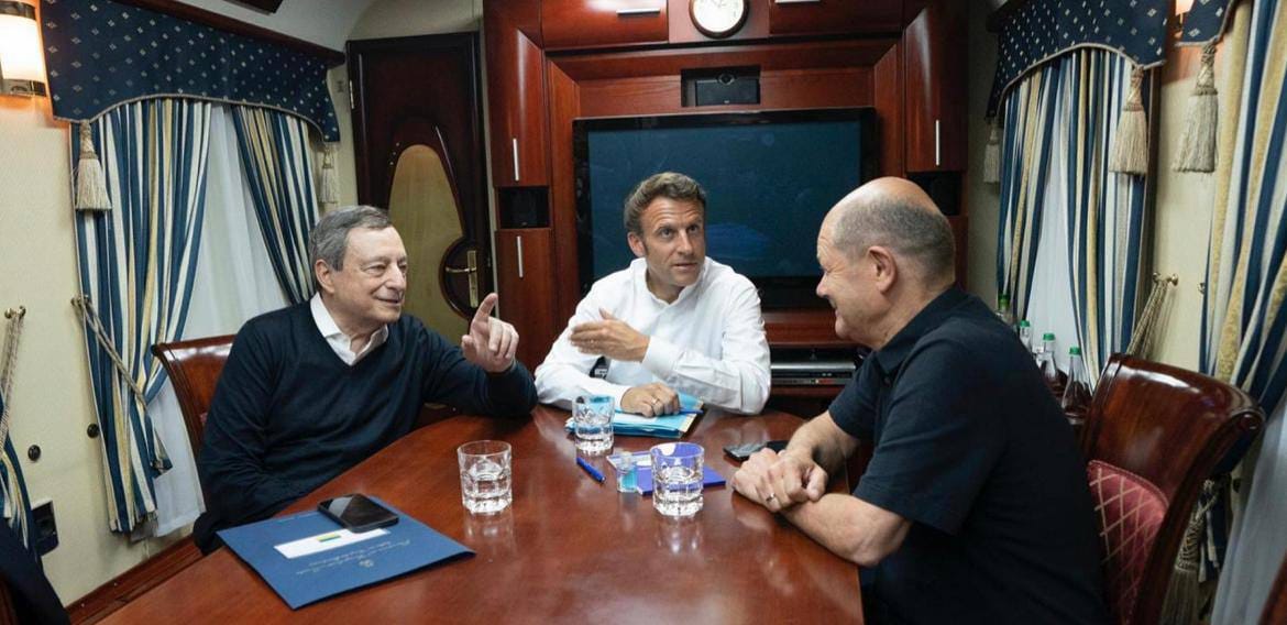 圖左至右，義大利總理德拉吉（Mario Draghi）、法國總統馬克宏（Emmanuel Macron）、德國總理蕭茲（Olaf Scholz）搭乘列車抵達基輔。 圖:Укрзалізниця - Ukrzaliznytsia臉書