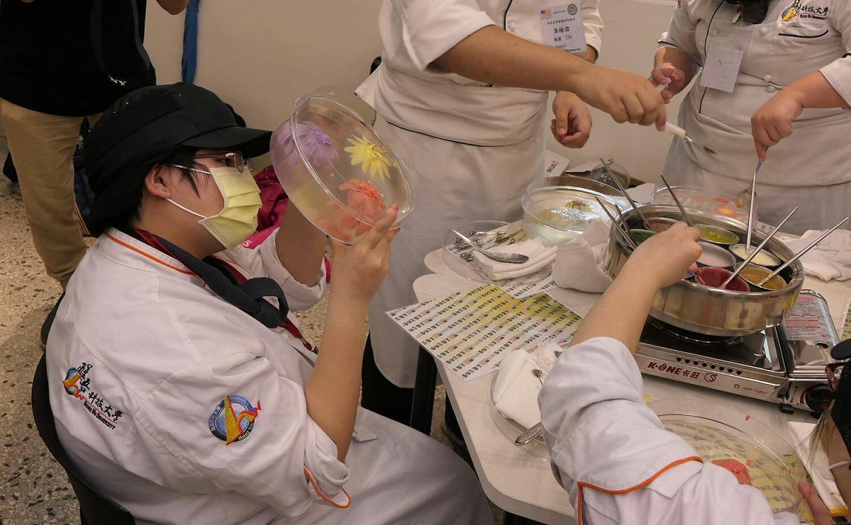 醒吾科大餐旅系黃俞文，僅用30分鐘就完成果凍花並不斷仔細檢視。 圖：醒吾科技大學提供