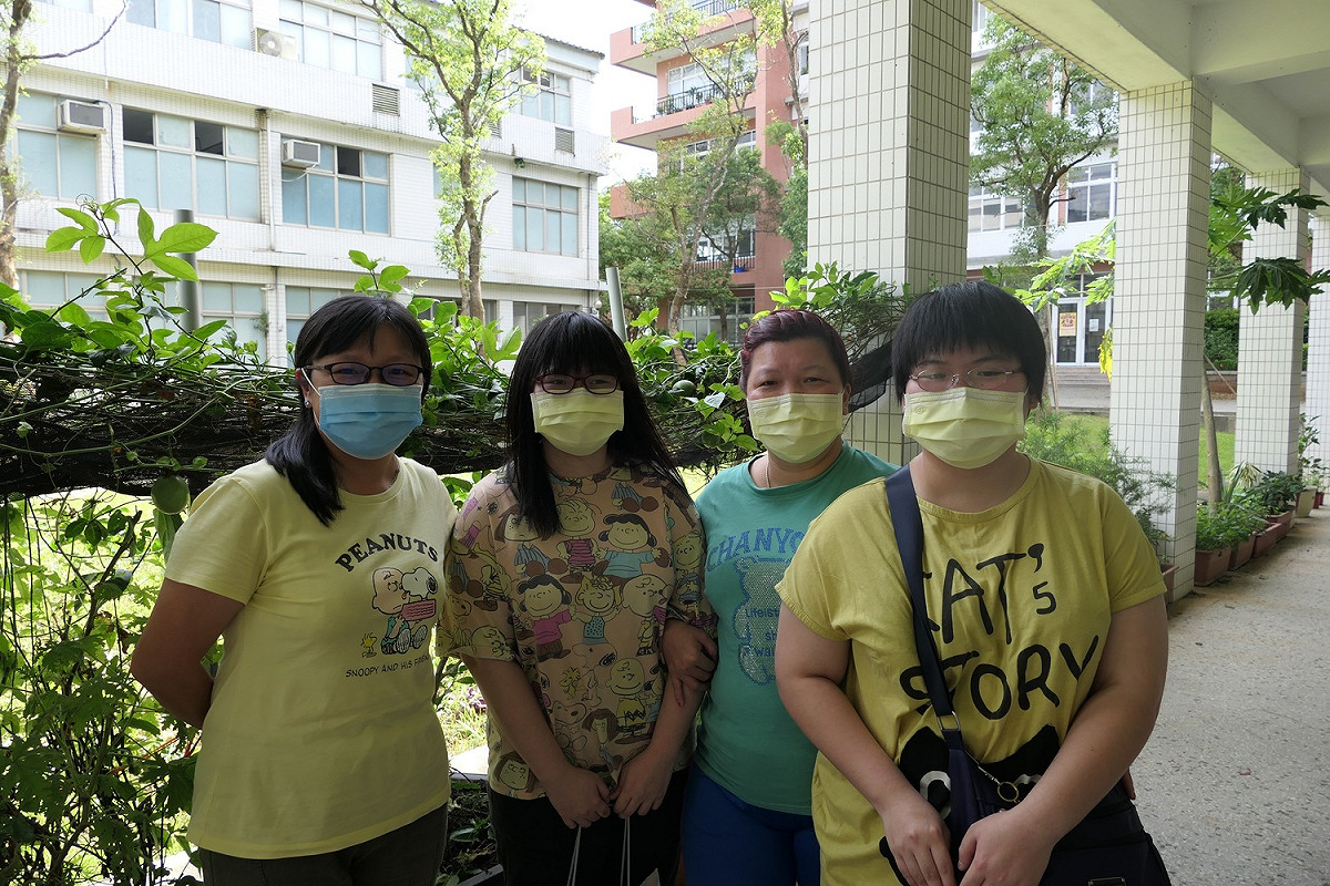 醒吾科大餐旅系特教生黃俞文(右起)與媽媽黃慧珍、妹妹黃俞斐及諮輔中心輔導員林雅羚合影。 圖：醒吾科技大學提供