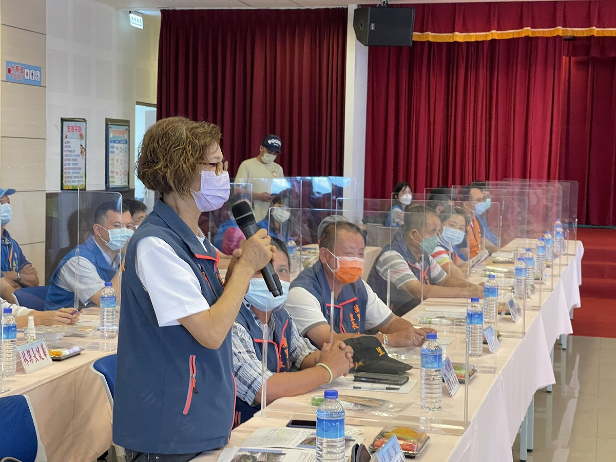 新北市長侯友宜今(16)日率市府團隊至金山及萬里區與里長座談，2場會議聚焦溪流整治、護岸修復及觀光發展。 圖：新北市民政局提供