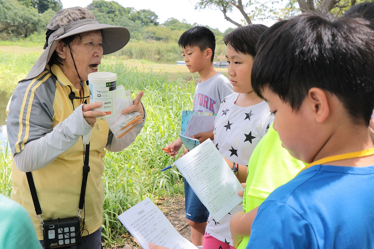 「水質現形記」環教課程體驗（疫情前拍攝）。 圖：新北市水利局提供