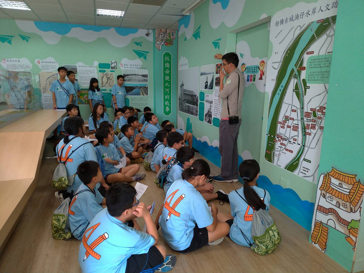 湳仔溝鐵馬驛站環教課程（疫情前拍攝）。 圖：新北市水利局提供