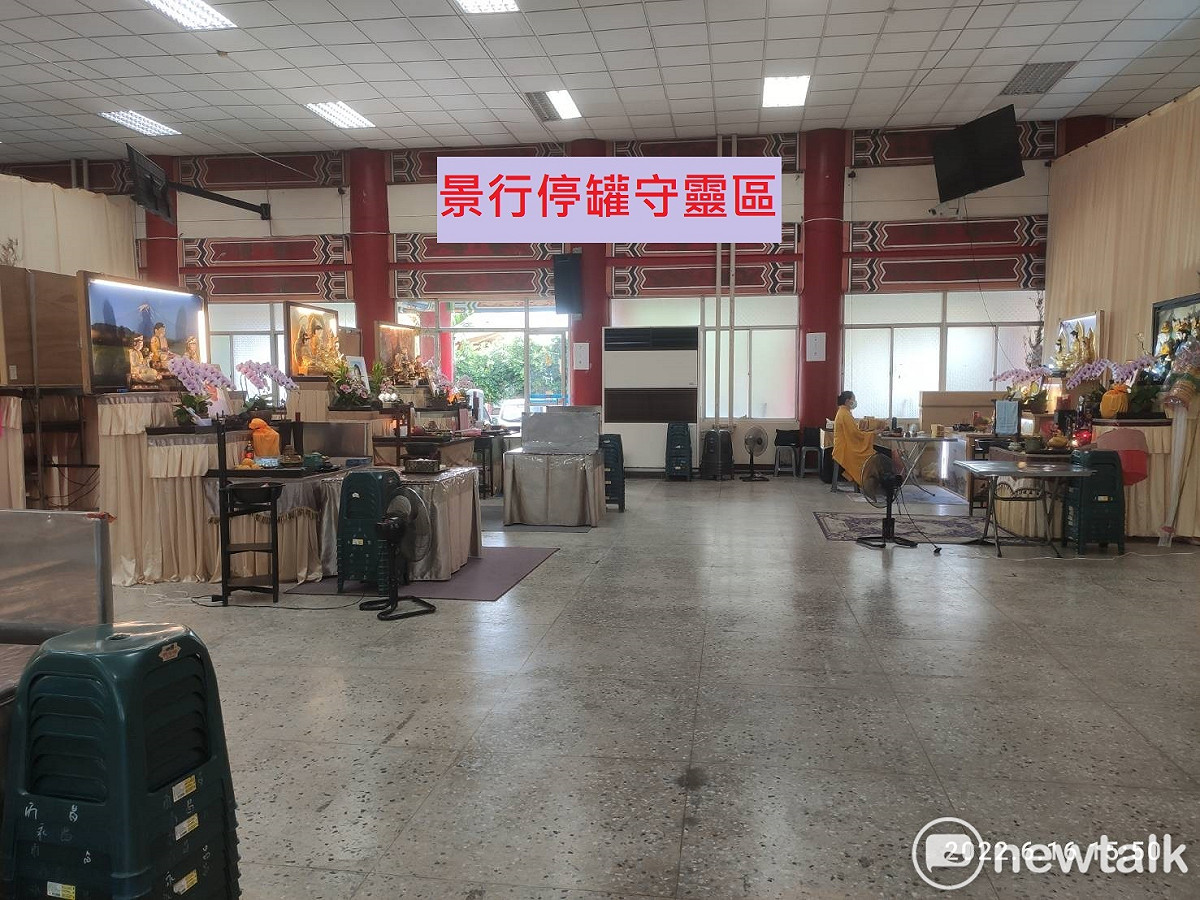 殯葬所於南區殯儀館景行廳規劃設置停罐守靈區，家屬於申辦火化時一併提出申請為亡者布置靈堂，也可租用和平堂(守靈室)及禮廳等設施來辦理守靈、告別儀式。 圖：台南市政府提供