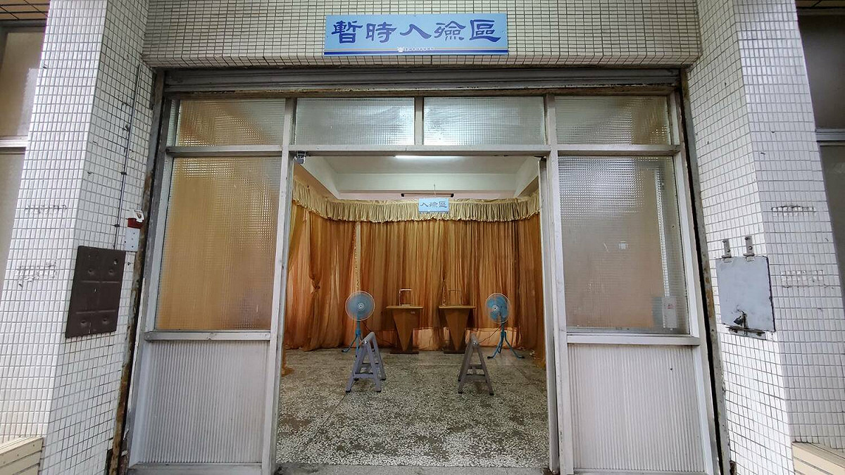 考量確診者大體雙層屍袋密封及入殮於棺木內已不具感染性，於上午8時至下午5時期間完成申辦即可進場火化，家屬可於臨時入殮區進行入殮儀式。 圖：台南市政府提供